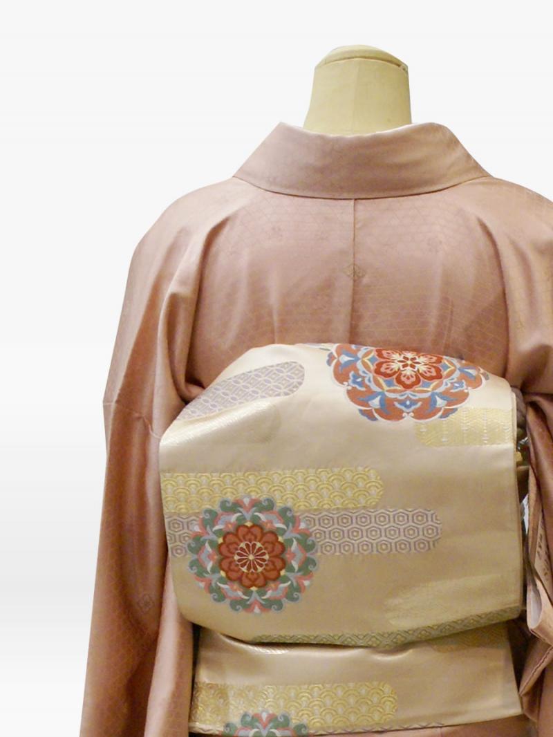 ピンクベージュ色の秋の花・松の色留袖