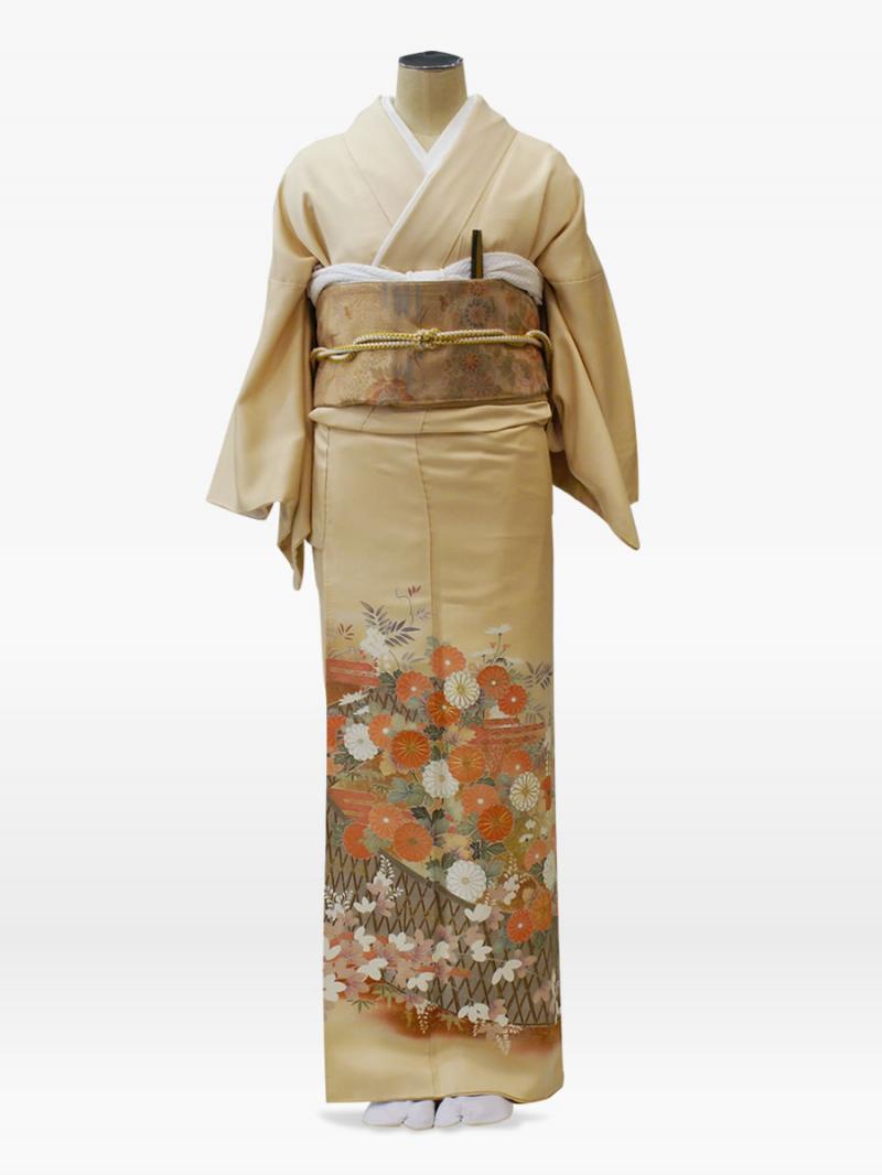 黄色ベージュ色の菊柄の色留袖