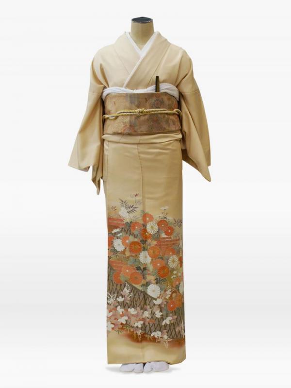 黄色ベージュ色の菊柄の色留袖