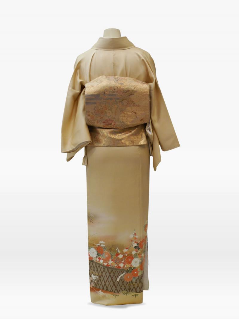 黄色ベージュ色の菊柄の色留袖