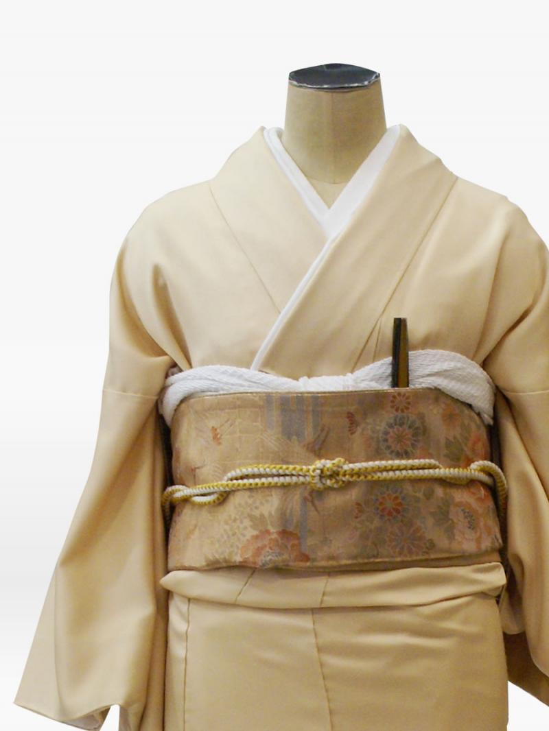 黄色ベージュ色の菊柄の色留袖