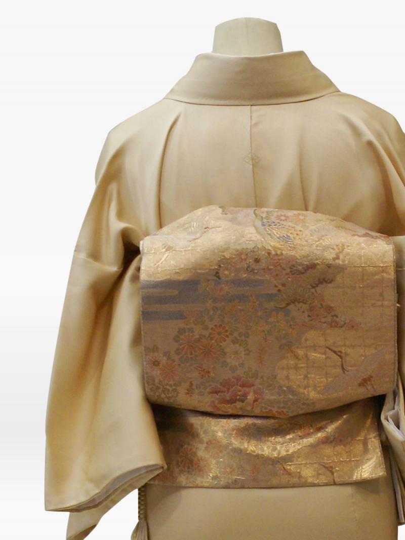 黄色ベージュ色の菊柄の色留袖