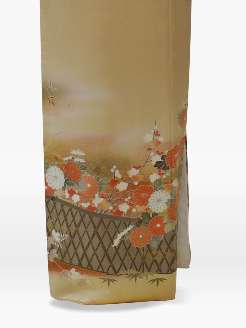 黄色ベージュ色の菊柄の色留袖