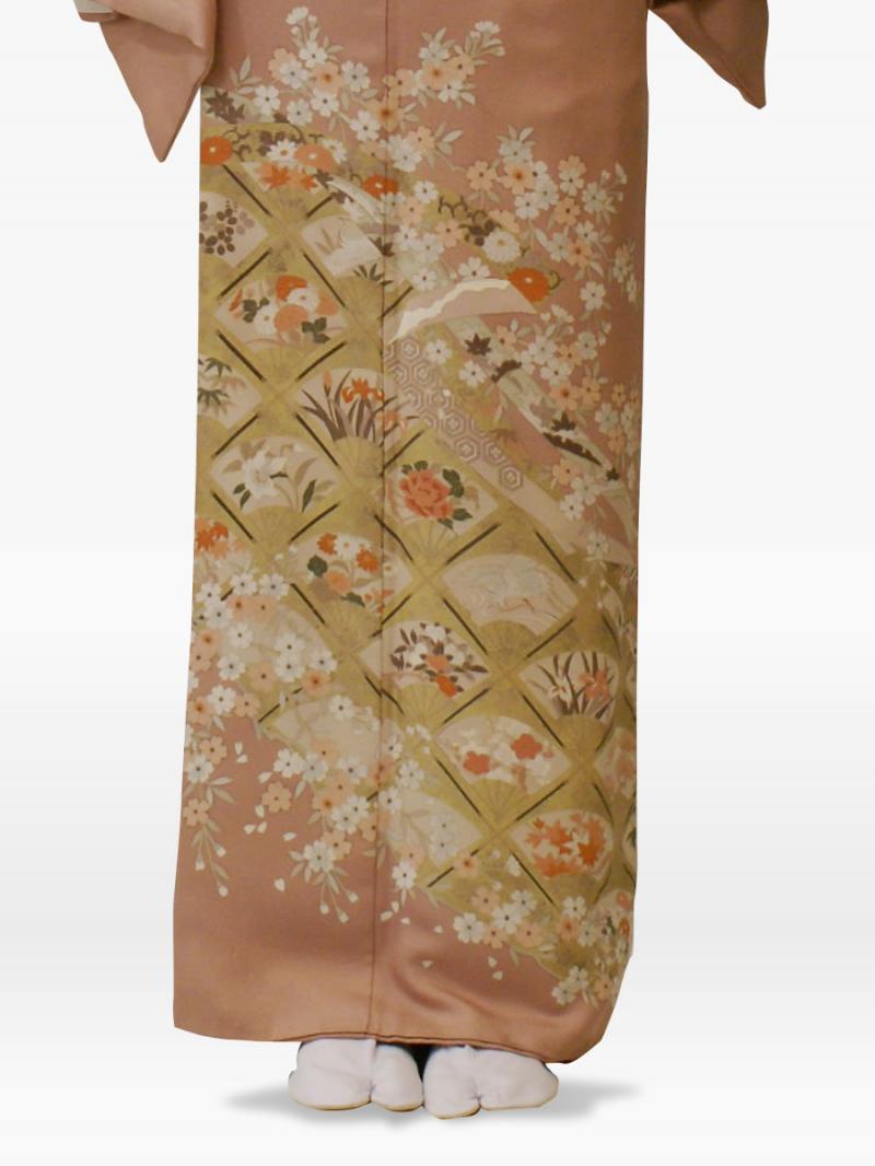 桃色のしだれ桜に扇の色留袖