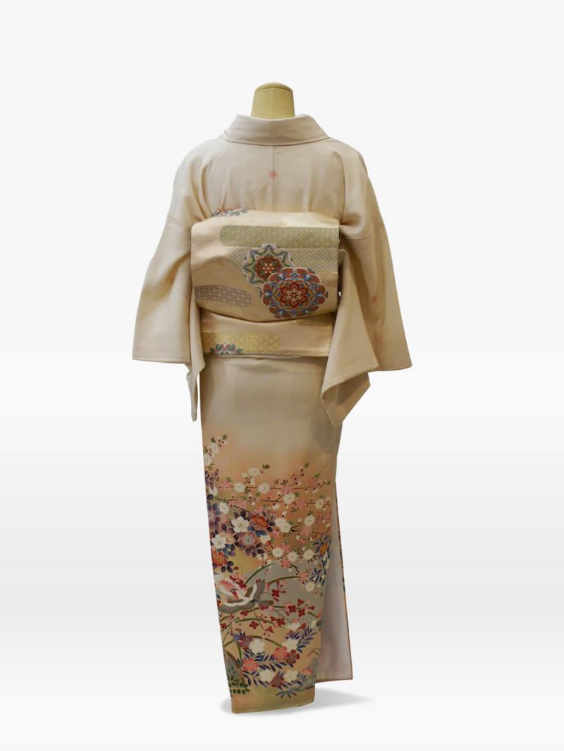 クリーム色の四季の花々に小鳥の色留袖