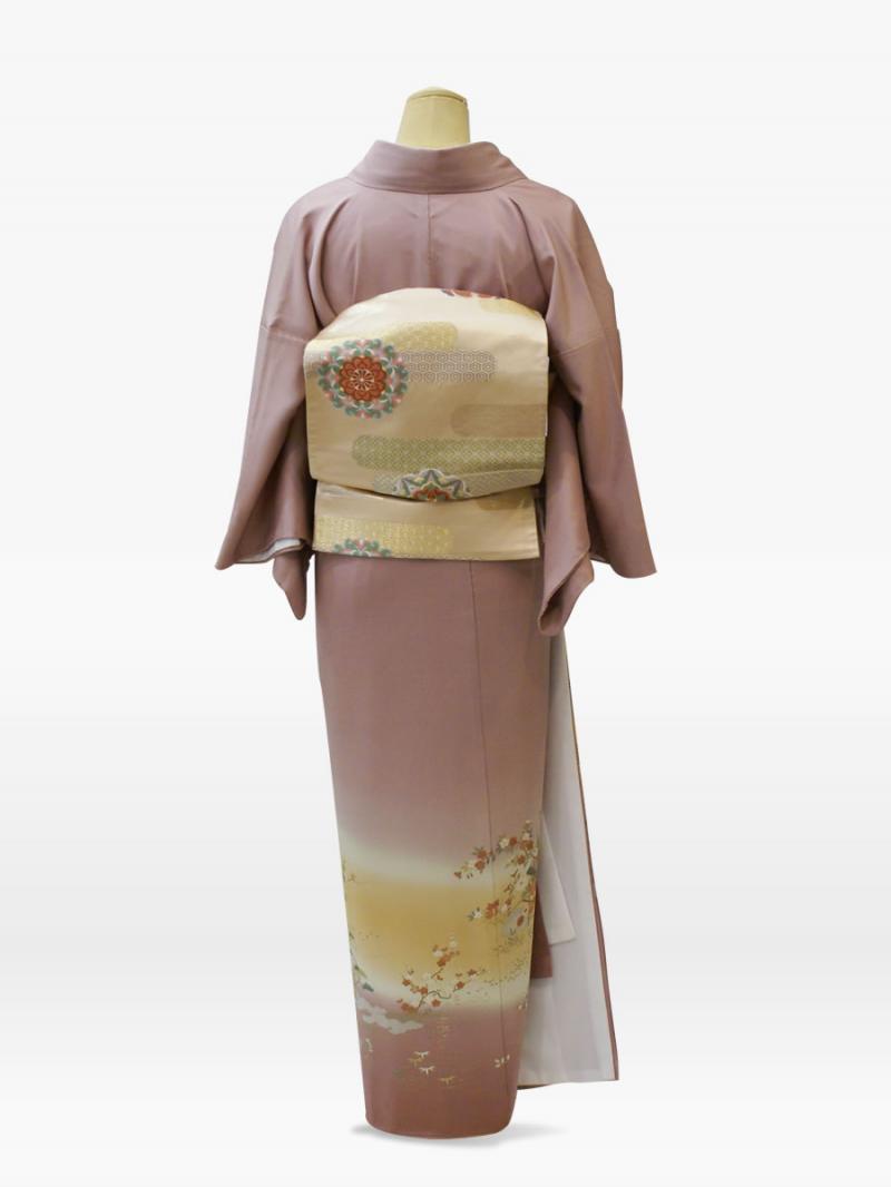 薄ピンク紫色の御所の花々の色留袖