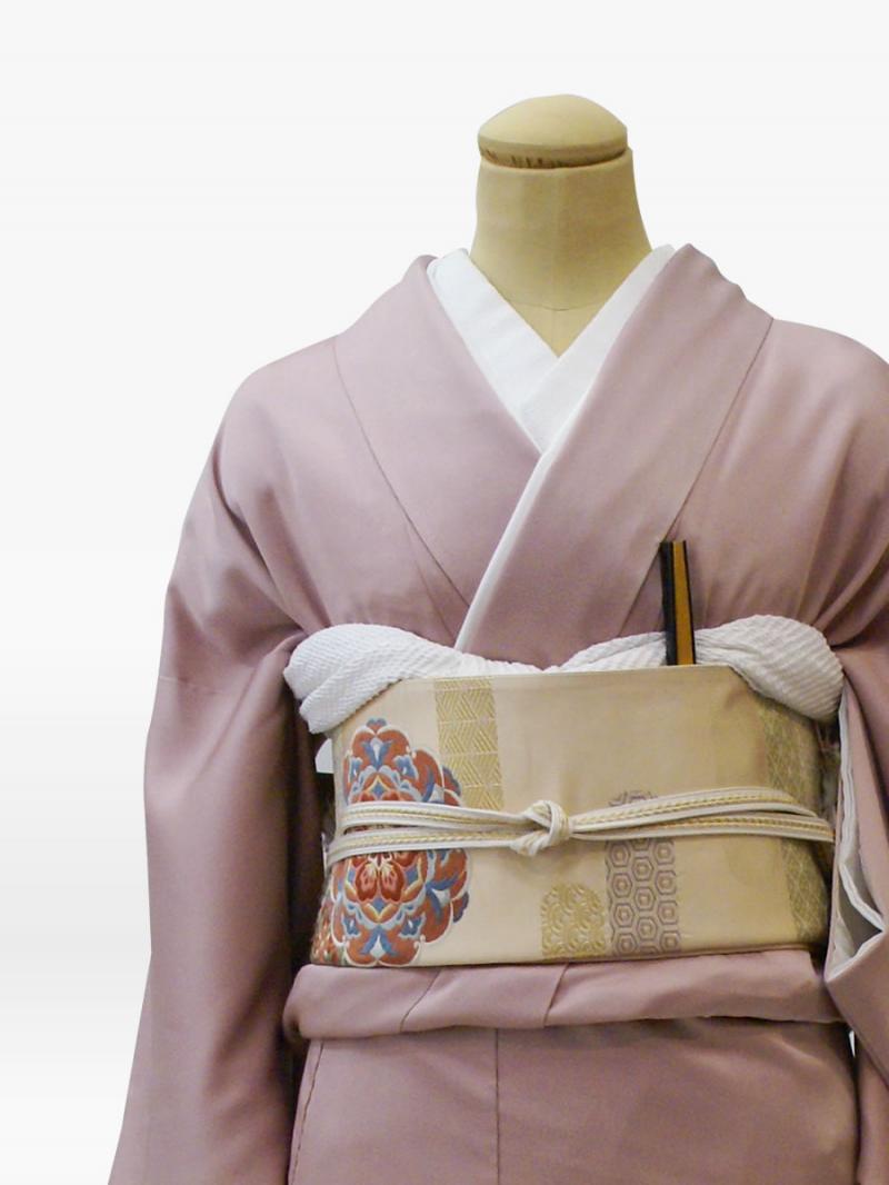薄ピンク紫色の御所の花々の色留袖