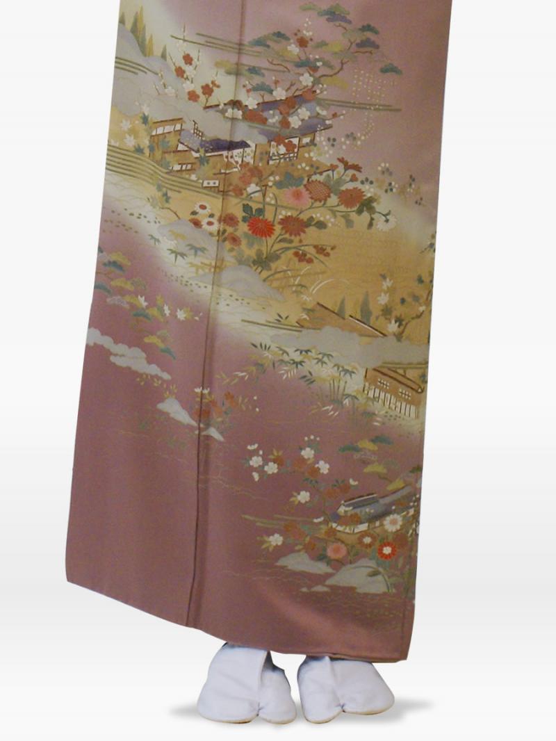 薄ピンク紫色の御所の花々の色留袖