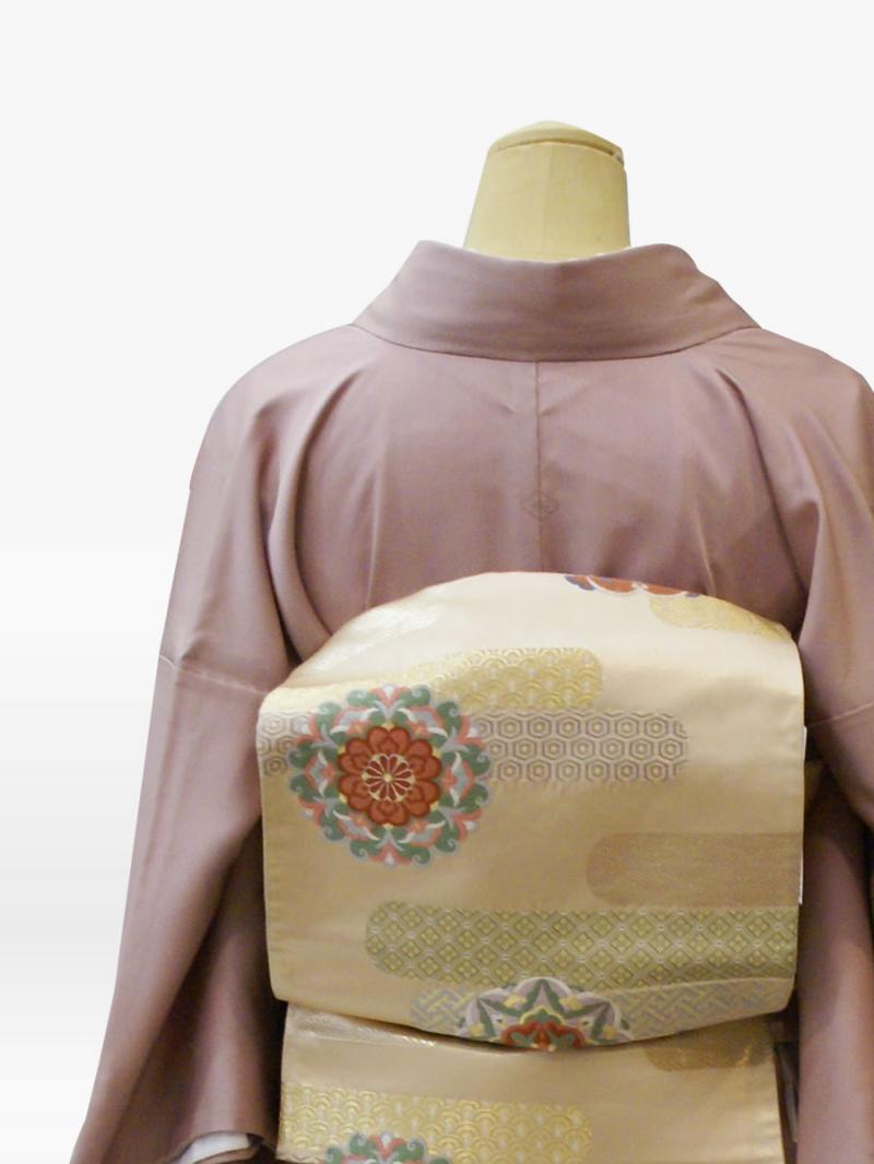 薄ピンク紫色の御所の花々の色留袖