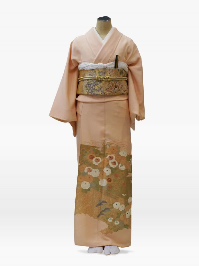 薄ピンク色の菊柄の色留袖