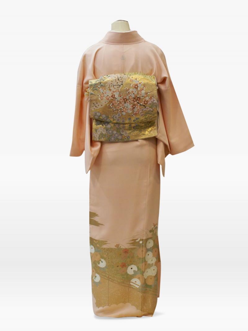 薄ピンク色の菊柄の色留袖