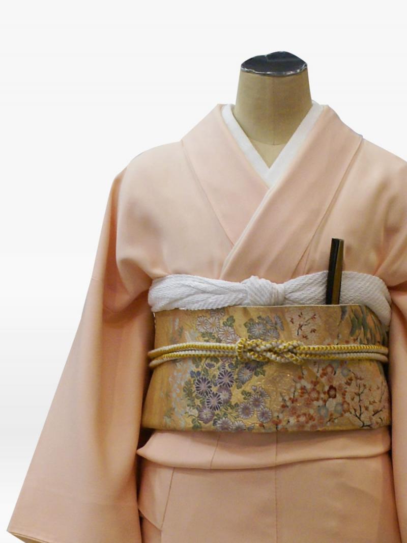 薄ピンク色の菊柄の色留袖