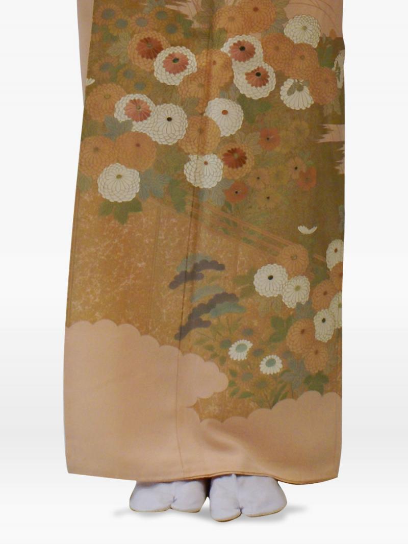 薄ピンク色の菊柄の色留袖