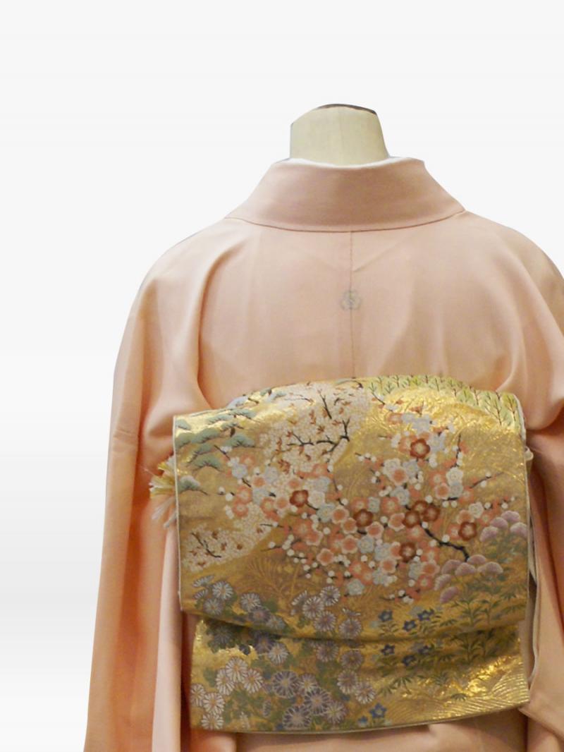 薄ピンク色の菊柄の色留袖