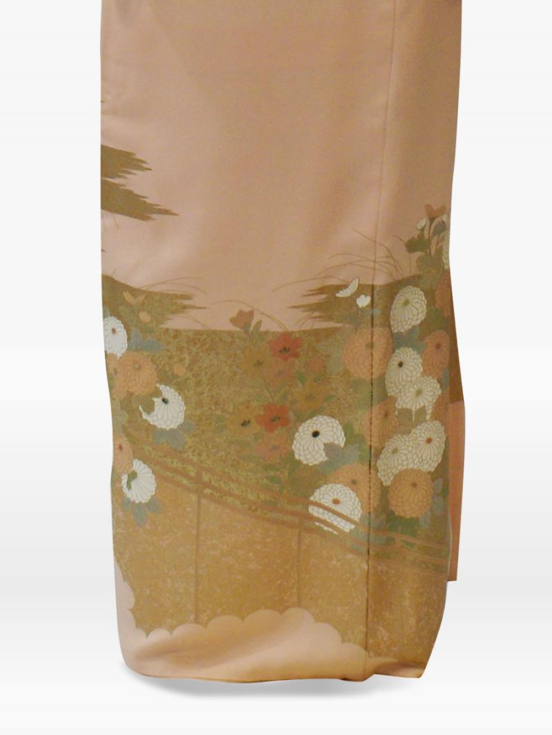 薄ピンク色の菊柄の色留袖