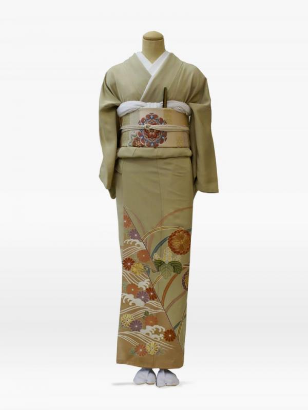 黄茶色の大菊に桐の色留袖