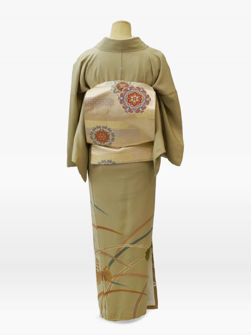黄茶色の大菊に桐の色留袖
