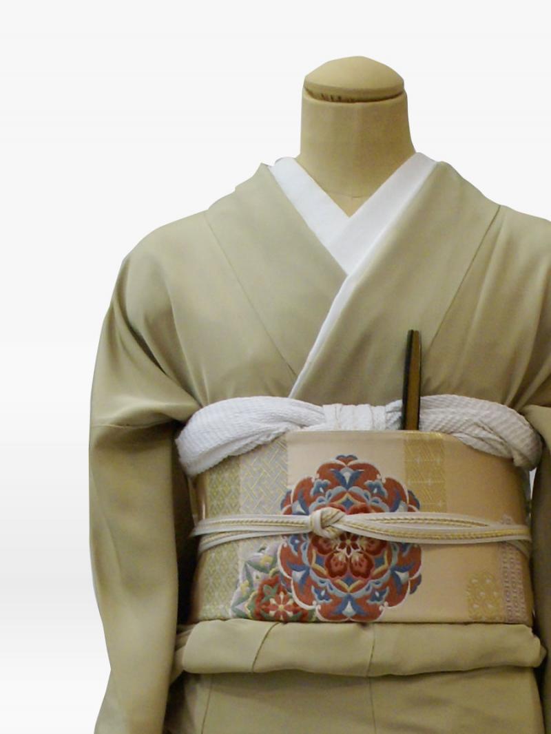 黄茶色の大菊に桐の色留袖