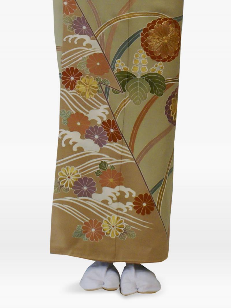 黄茶色の大菊に桐の色留袖