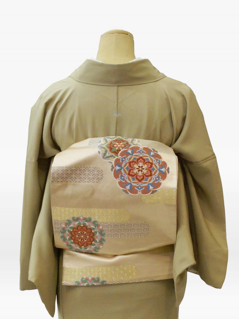 黄茶色の大菊に桐の色留袖