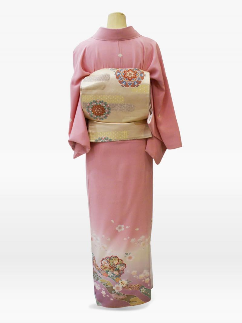 ピンク色の扇面に桜の色留袖