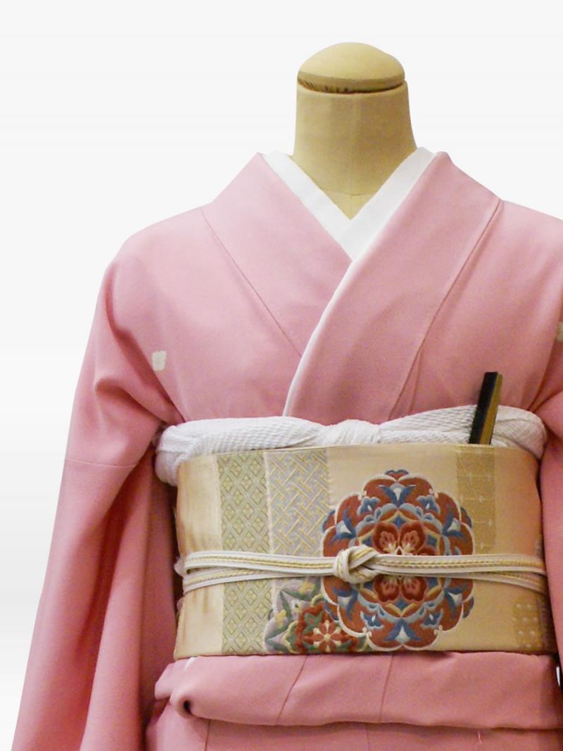 ピンク色の扇面に桜の色留袖