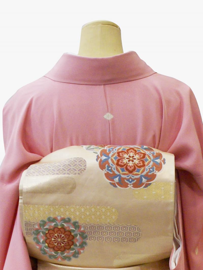 ピンク色の扇面に桜の色留袖