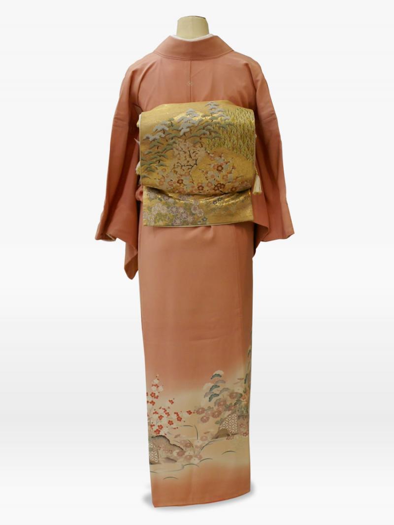 薄紅色の自然風景文様の色留袖