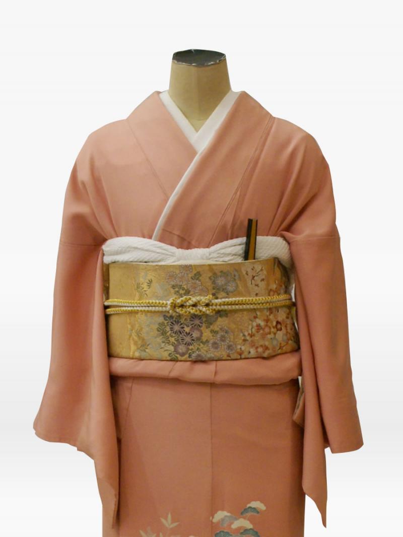 薄紅色の自然風景文様の色留袖