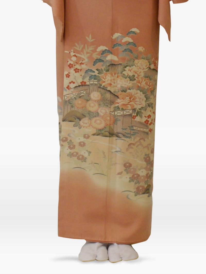 薄紅色の自然風景文様の色留袖