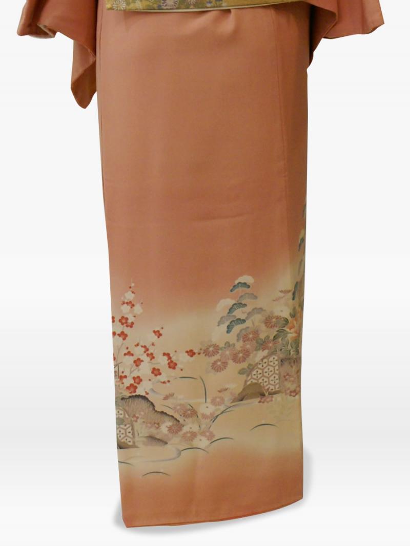 薄紅色の自然風景文様の色留袖