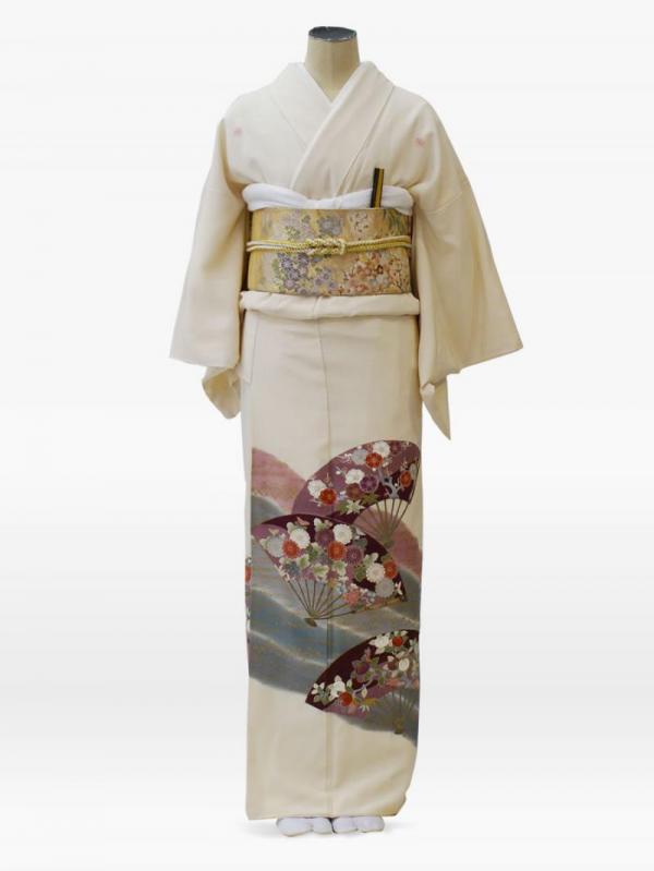 白色の扇面に菊・梅の色留袖