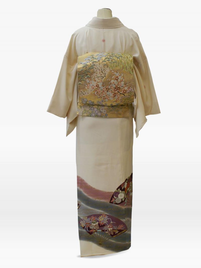 白色の扇面に菊・梅の色留袖