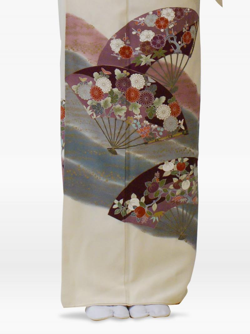 白色の扇面に菊・梅の色留袖