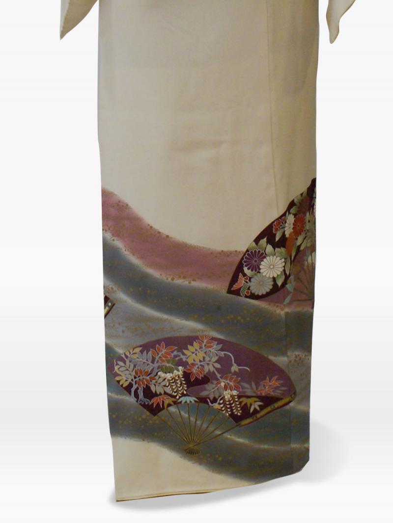 白色の扇面に菊・梅の色留袖