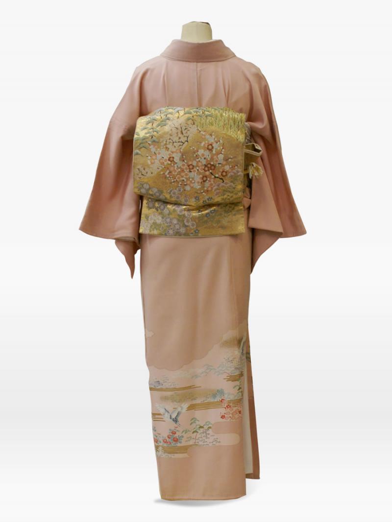 ピンク色の松竹梅に菊・鶴の羽ばたきの色留袖