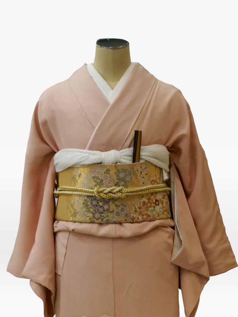 ピンク色の松竹梅に菊・鶴の羽ばたきの色留袖