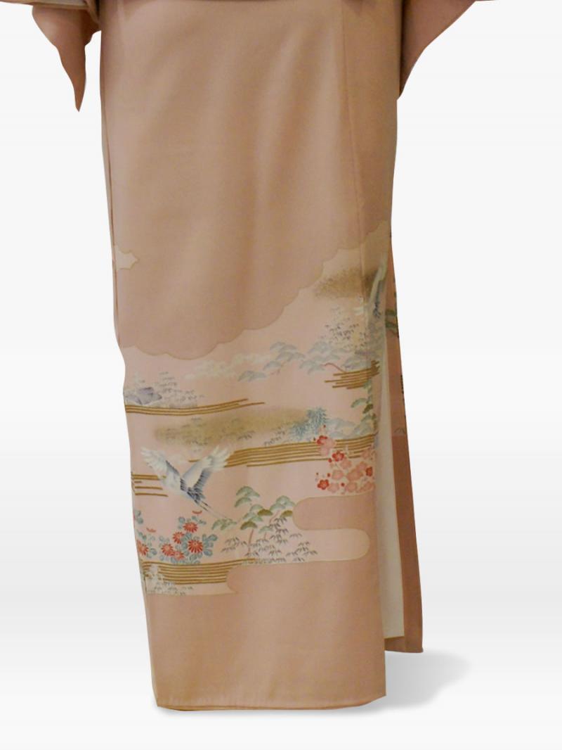 ピンク色の松竹梅に菊・鶴の羽ばたきの色留袖