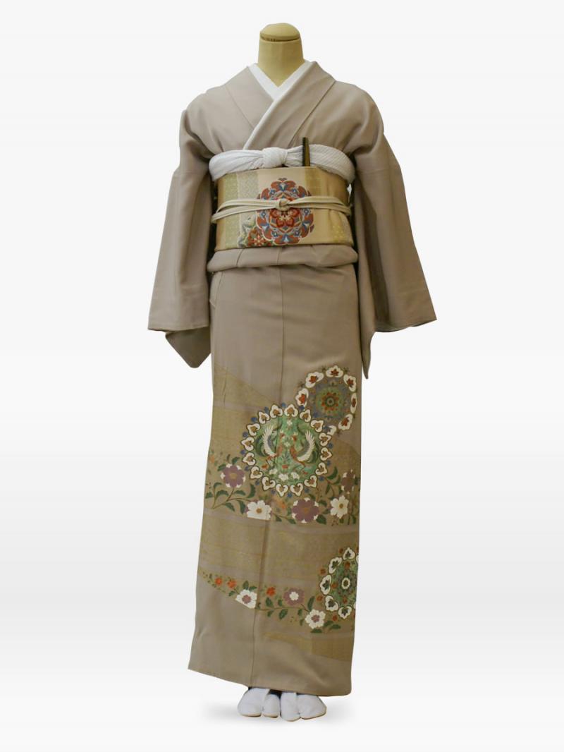 ベージュ色の正倉院天井柄の色留袖