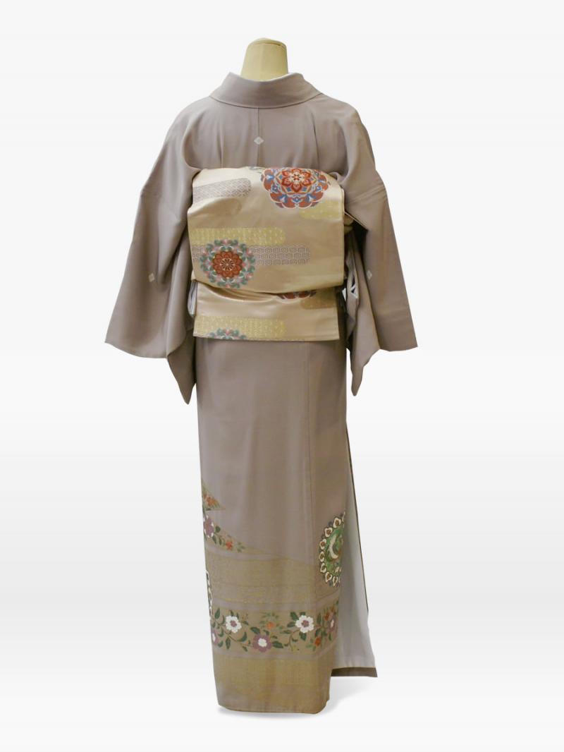ベージュ色の正倉院天井柄の色留袖