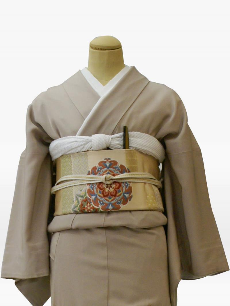 ベージュ色の正倉院天井柄の色留袖