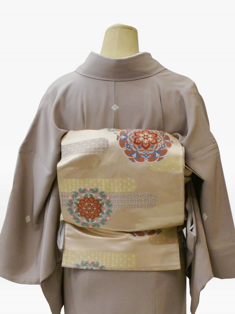 ベージュ色の正倉院天井柄の色留袖