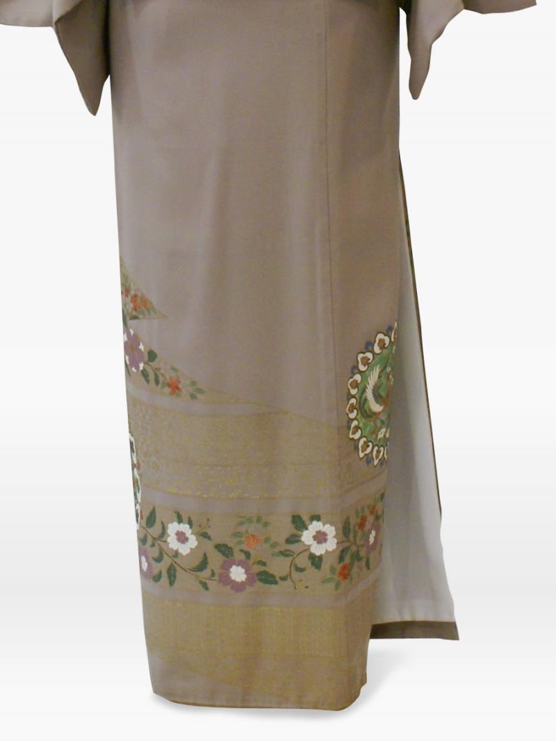 ベージュ色の正倉院天井柄の色留袖