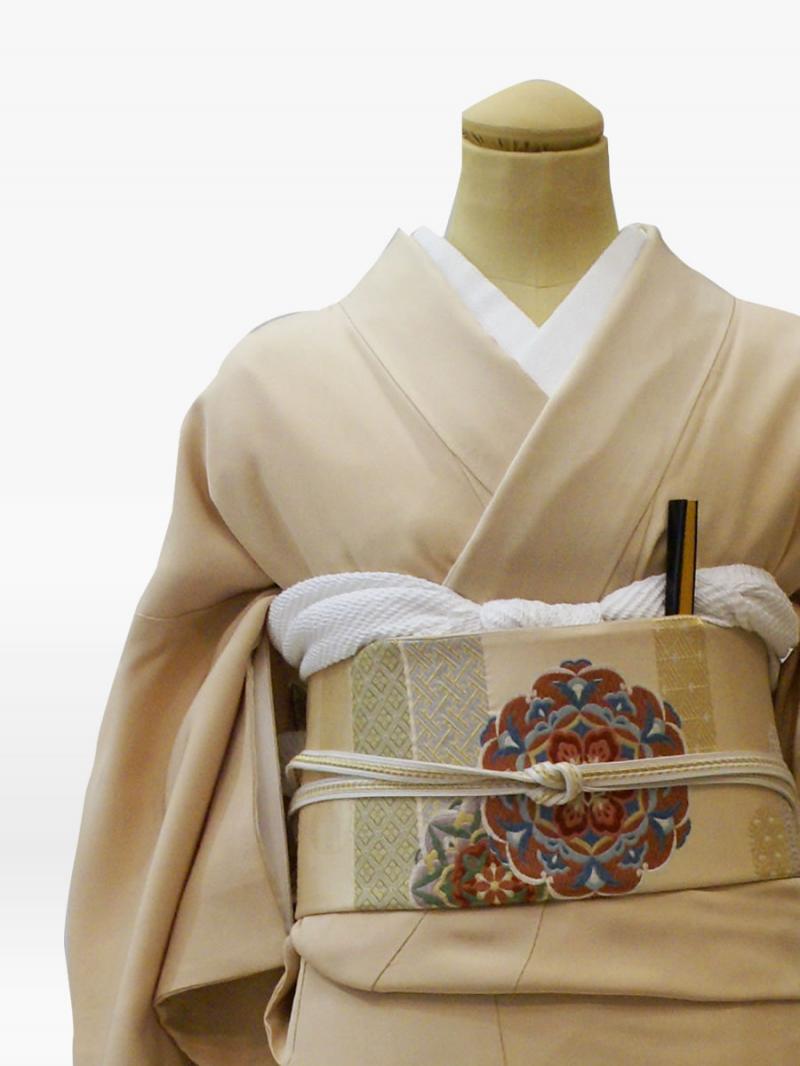   ベージュ色の正倉院天井柄の色留袖