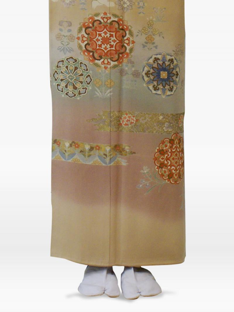   ベージュ色の正倉院天井柄の色留袖