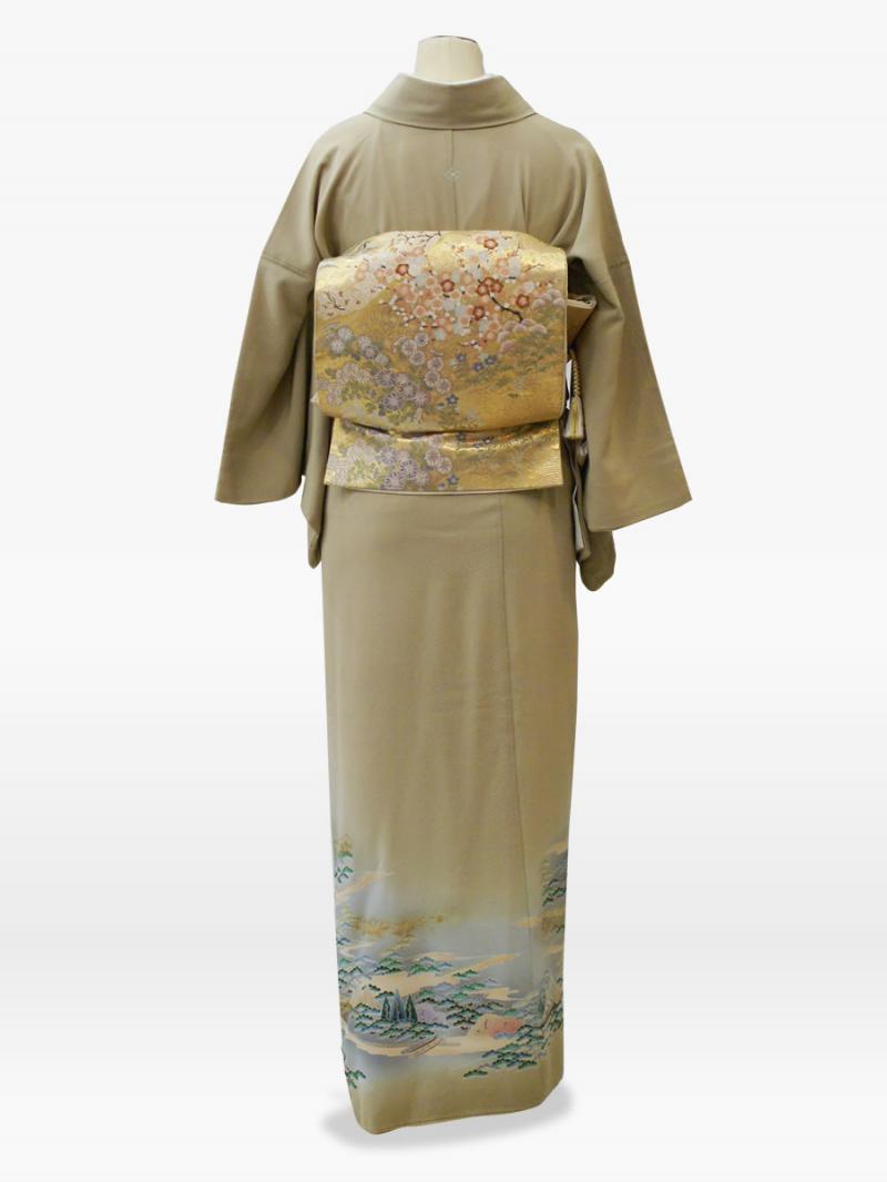 ベージュ色の自然風景文様の色留袖色
