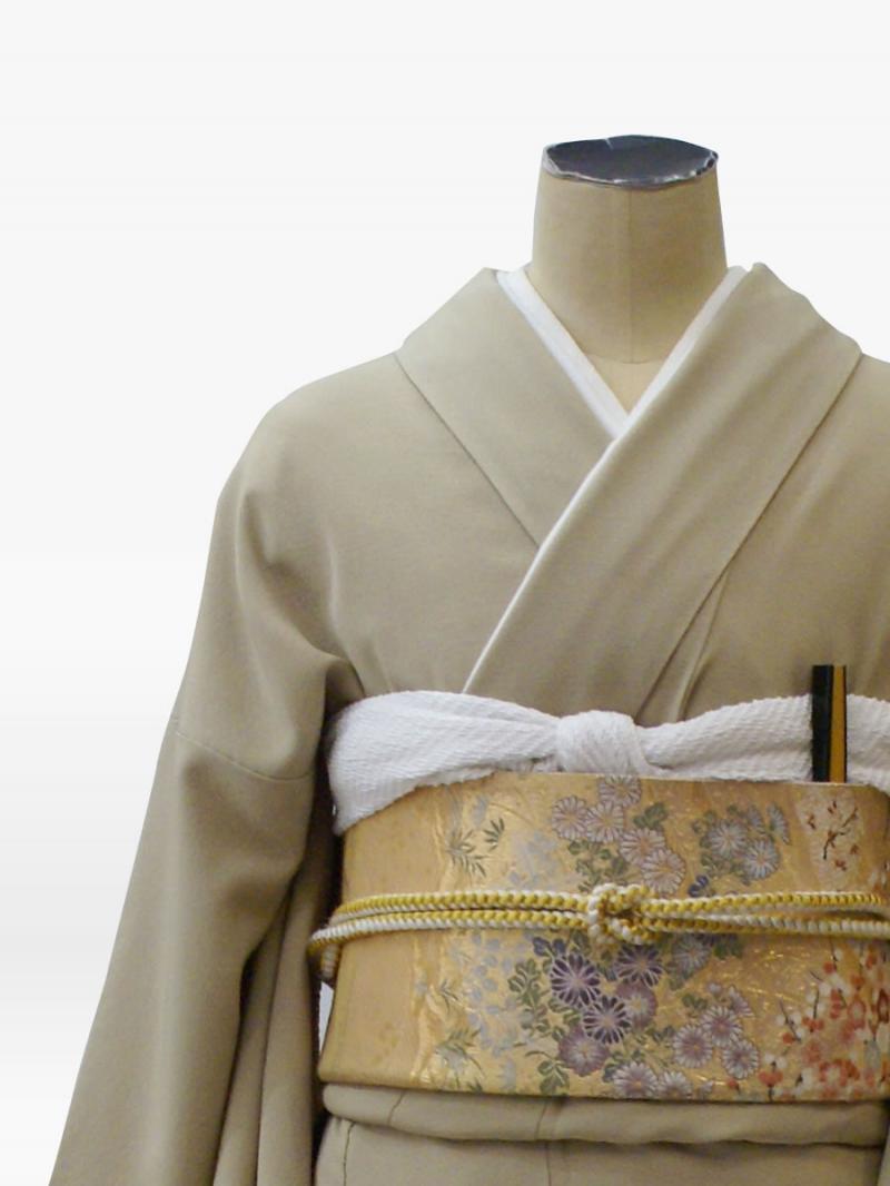 ベージュ色の自然風景文様の色留袖色