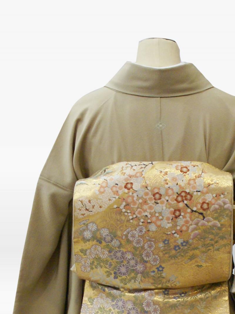 ベージュ色の自然風景文様の色留袖色