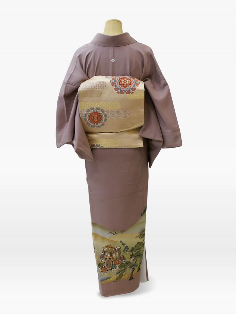 グレー色の源氏車に松の色留袖