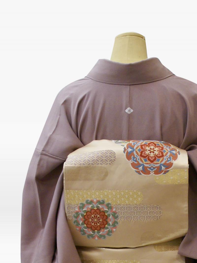 グレー色の源氏車に松の色留袖